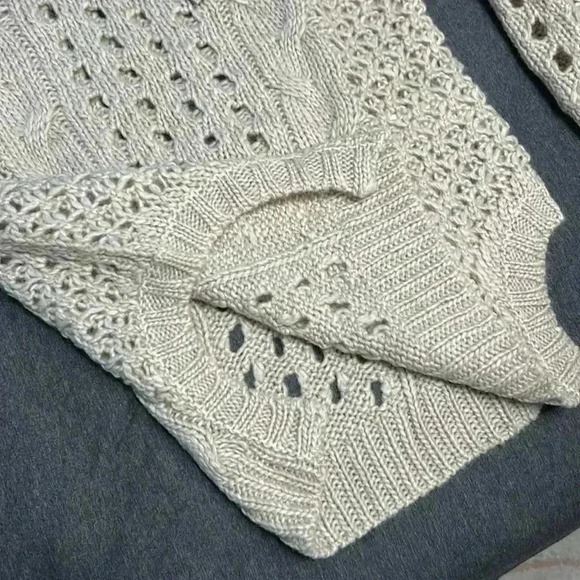 Ready for winter with this beautiful sweater size small, lavand, cream. - Picture 6 of 6